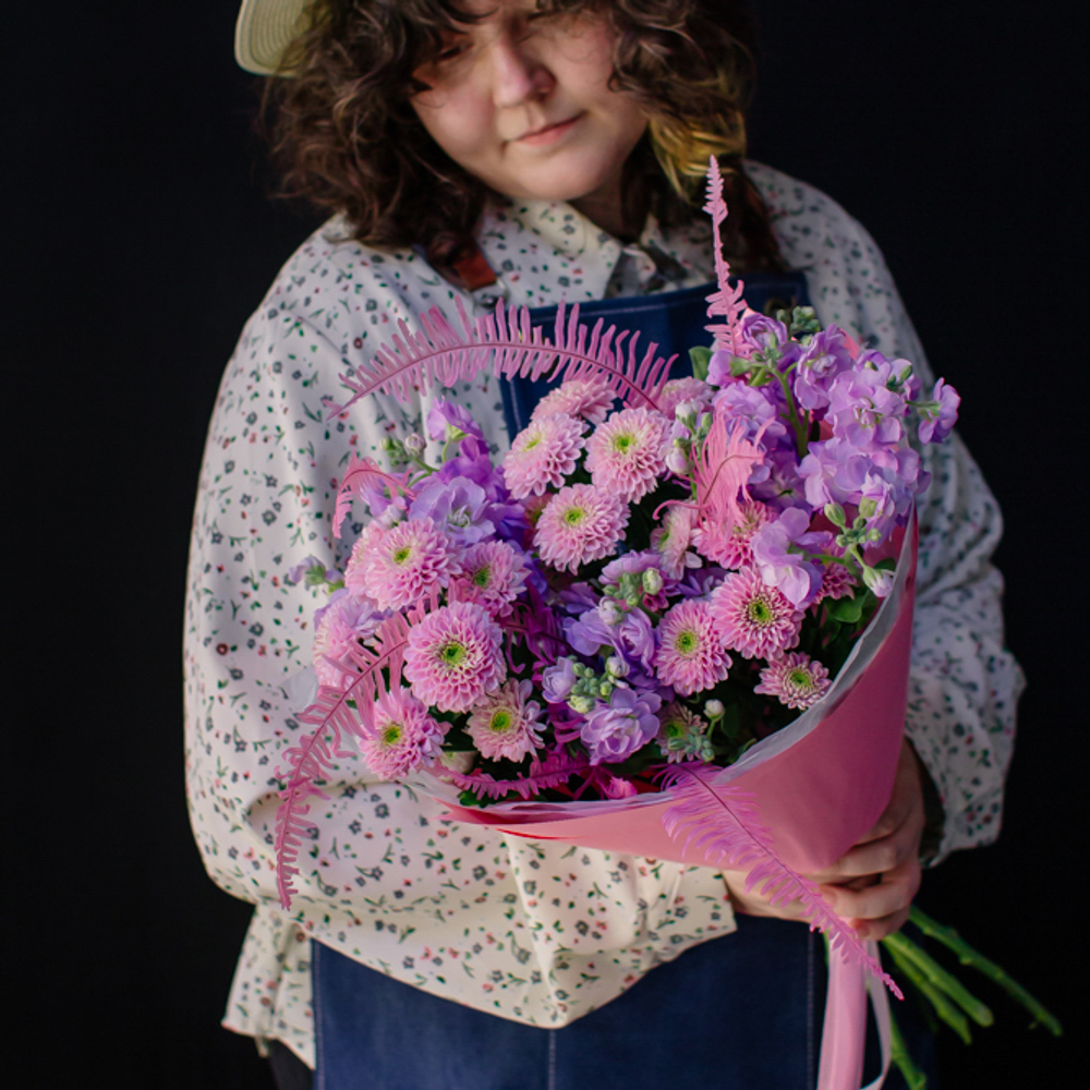 24. Аккуратный букет с хризантемой и маттиолой