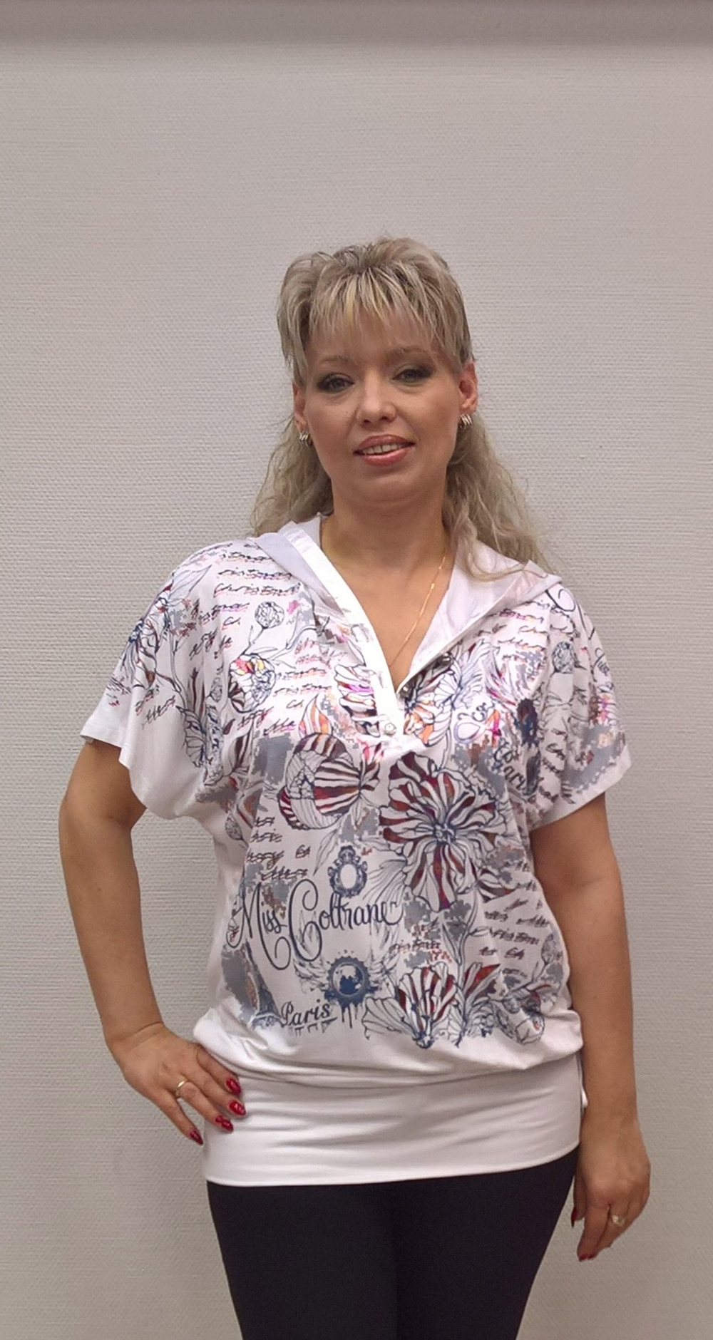 Белая туника-поло с капюшоном и "напылением"