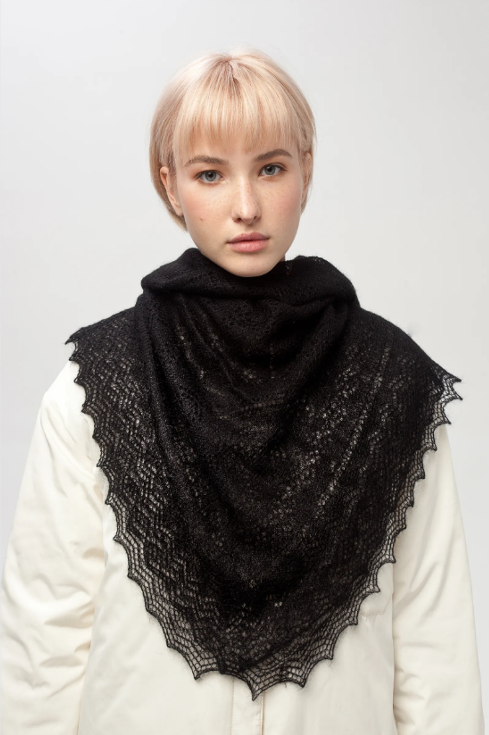 Оренбургский пуховый платок с шелком АШ100-07 черный