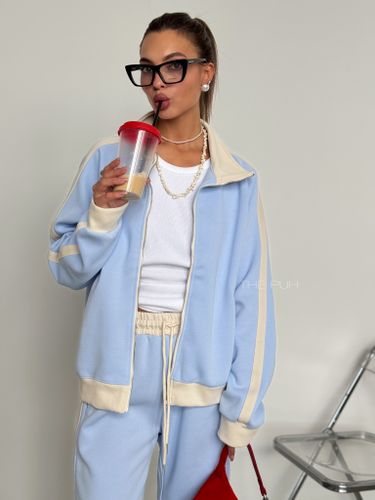 Голубой спортивный костюм с лампасами