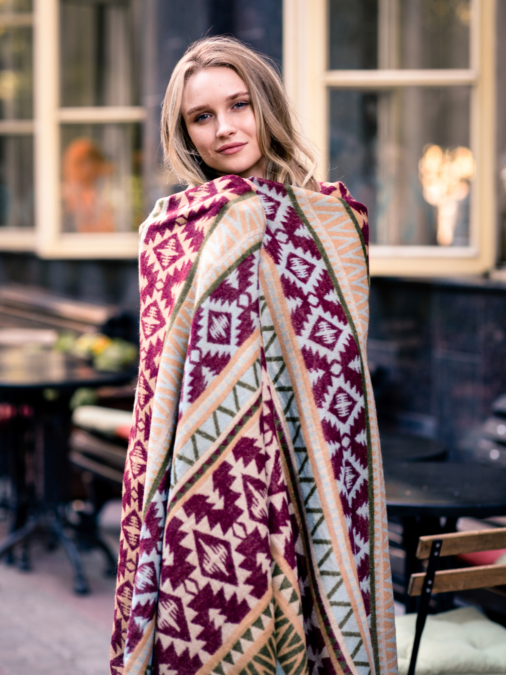 Теплый палантин с орнаментом