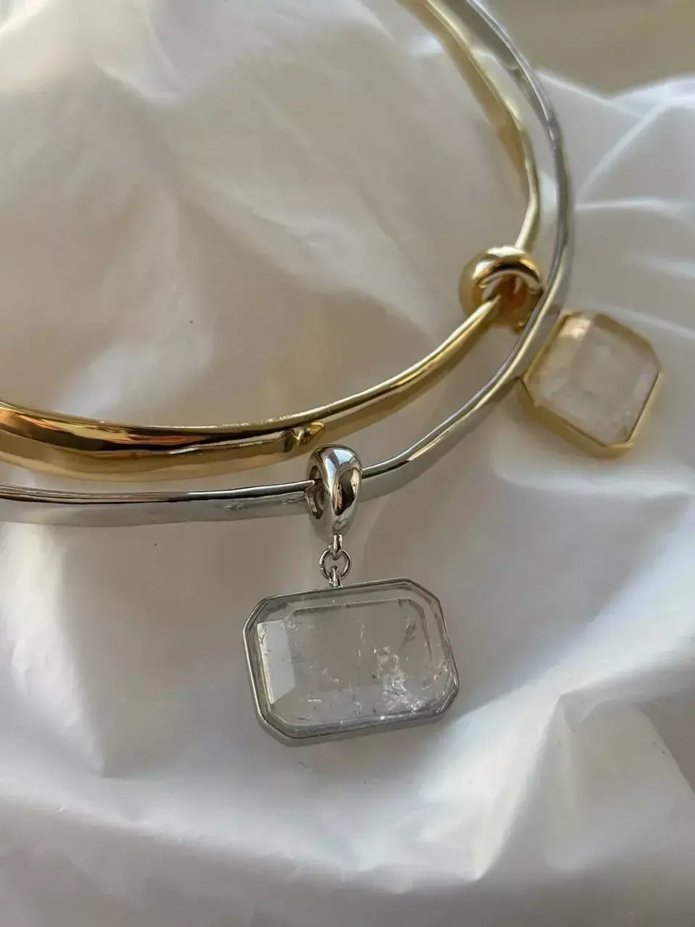 Колье под серебро с камнем