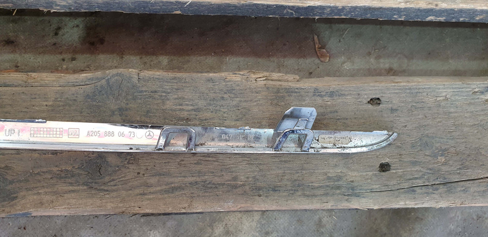 Молдинг решетки радиатора Mercedes C (W205) 18-23 Б/У Оригинал A2058880673