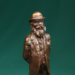 Коллекционная миниатюра «Мужчина в стильном костюме»