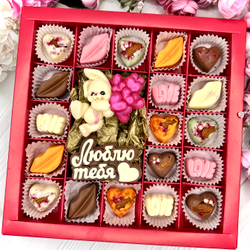 Шоколадный набор: "Зайчик с шариками. Люблю тебя": шоколадка-надпись и 19 конфет ручной работы