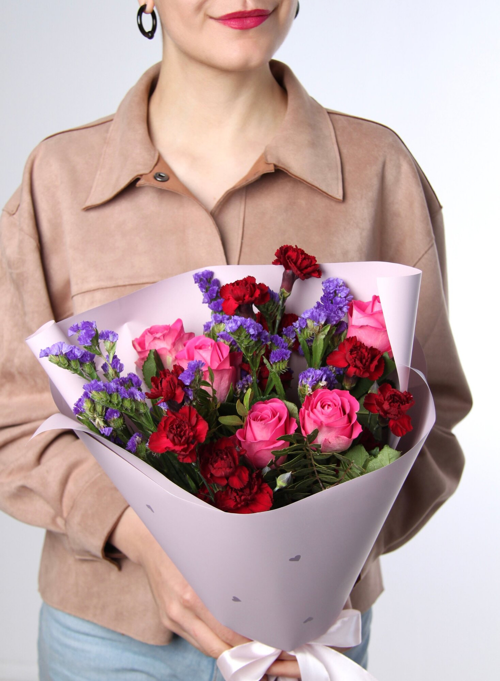 Букет цветов из Розы Кения, Кустовая гвоздика 3 шт, Статица 3 шт, Фисташка в матовой пленке