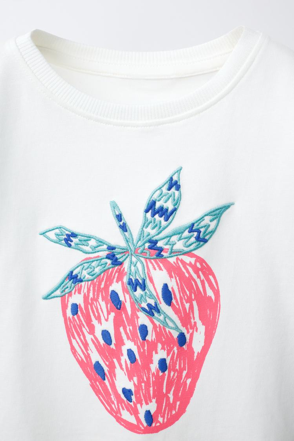 ZARA ФУТБОЛКА С ФРУКТОВЫМ ПРИНТОМ И ВЫШИВКОЙ, БЕЛЫЙ