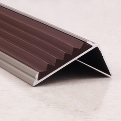 Алюминиевый угловой порог для пола с резиновой вставкой ПО 38х23 (42x19) 2700 мм