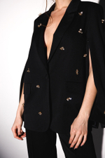 Пиджак однобортный в черном оттенке с оригинальной отделкой