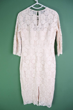Платье кружевное в нежном оттенке, маркировка М, визуально на 46 размер