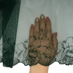 Вышивка на сетке зелено-еловая (правая) 20 см