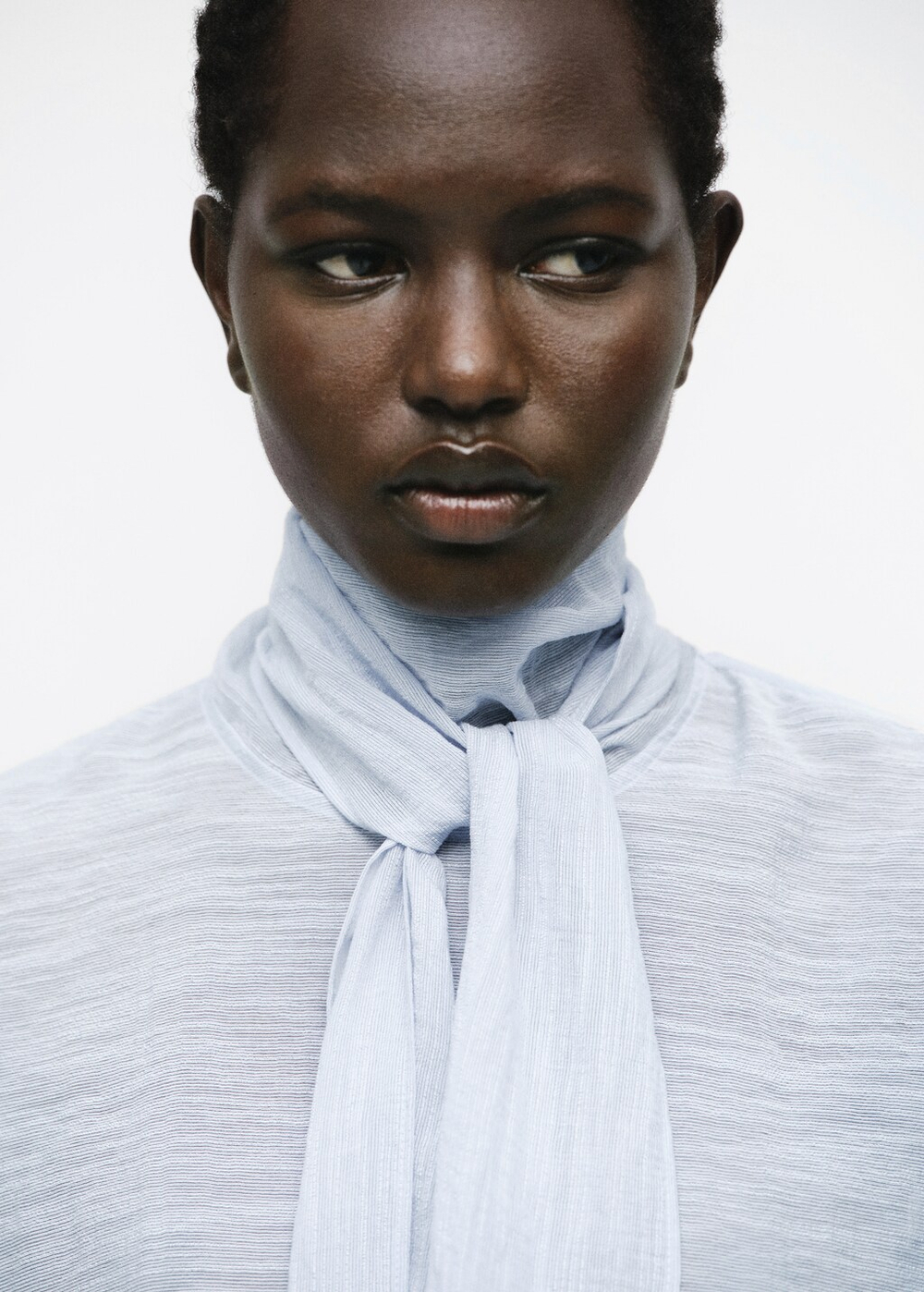 Блузка из рельефной ткани с шарфом