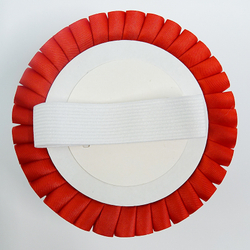 Номер участника, крепление в ассортименте. Диаметр 115 мм. с плиссе. Цвет номера и плиссировки ЯРКО-КРАСНЫЙ.