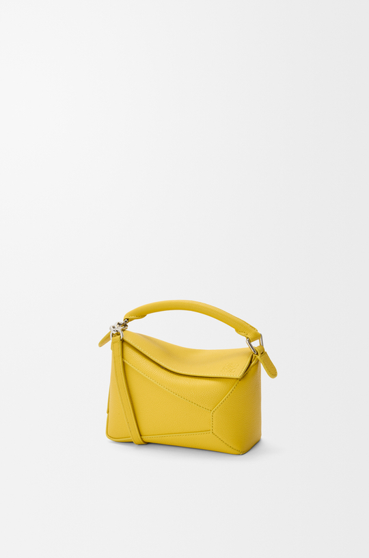 Loewe Мини-сумка Puzzle Edge из мягкой зернистой телячьей кожи, желтый
