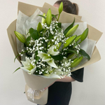 Букет из белых лилий и гипсофилы