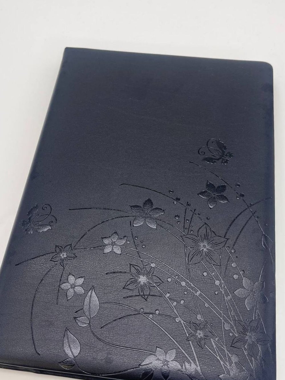 Блокнот 135 л. В5 25*17,5 см лин. черные цветы  (7670-5)