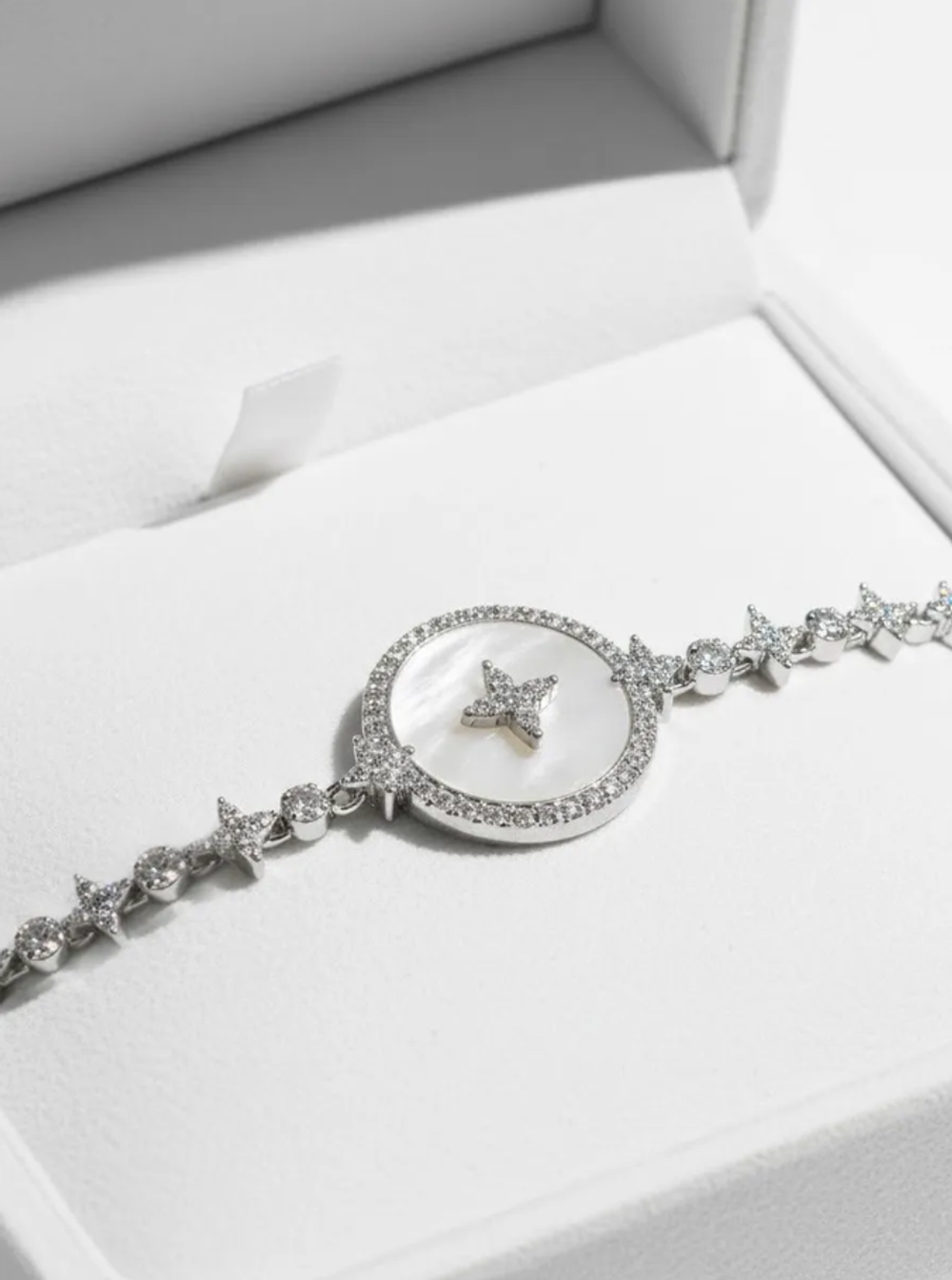 Браслет женский с круглым элементом перламутром с кристаллами серебристый