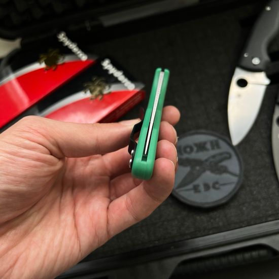 Нож складной Spyderco Delica Flat Ground Green C11FPGR c клинком из стали VG-10, рукоять FRN