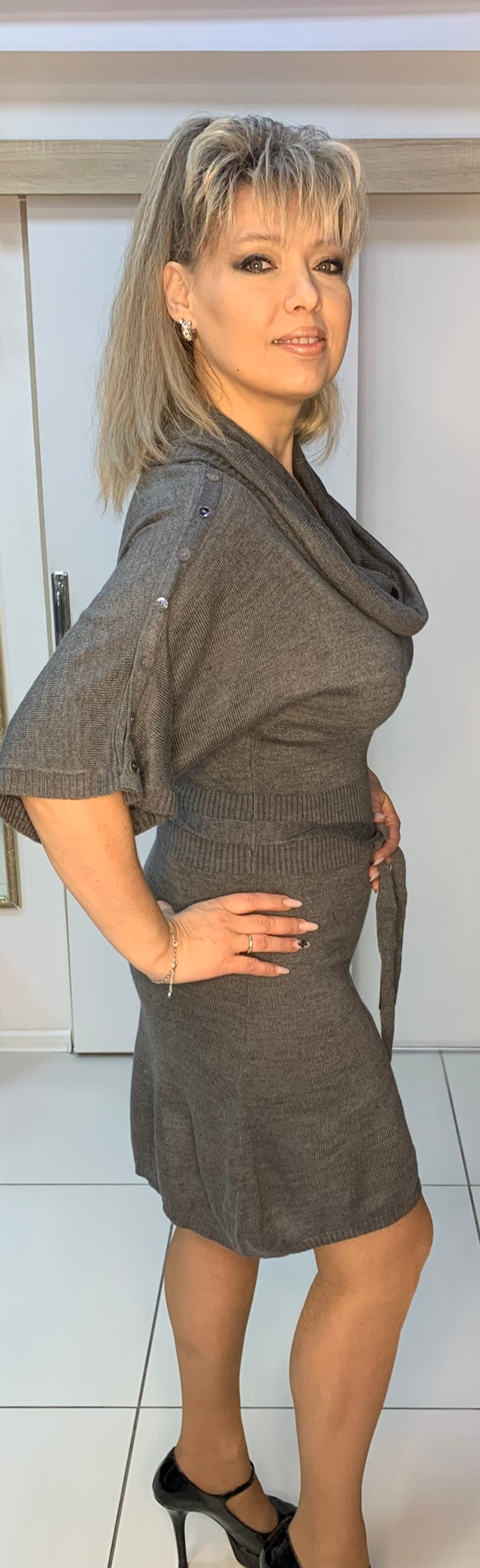 Трикотажное платье-туника с хомутом