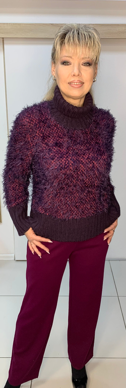 Короткий свитер с ворсинками