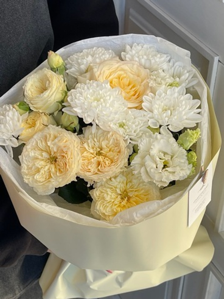 Букет из хризантемы, кустовой пионовидной розы и лизиантуса