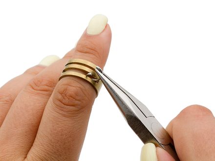 Приспособление-кольцо для размыкания соединительных колечек