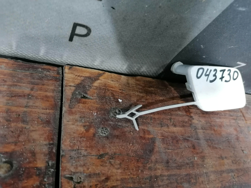 Заглушка буксировочного крюка Audi A3 (8V) 16-20 Б/У Оригинал 8V3807241B