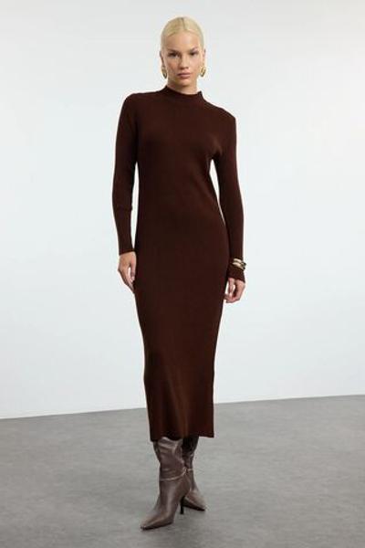 Темно-коричневое базовое трикотажное платье с воротником стойкой TCTAW25EB00137