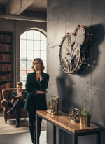 Атмосферный интерьер в викторианском стиле с настенными часами WOODandROOT Automaton 1789 Hermitage на бетонной стене