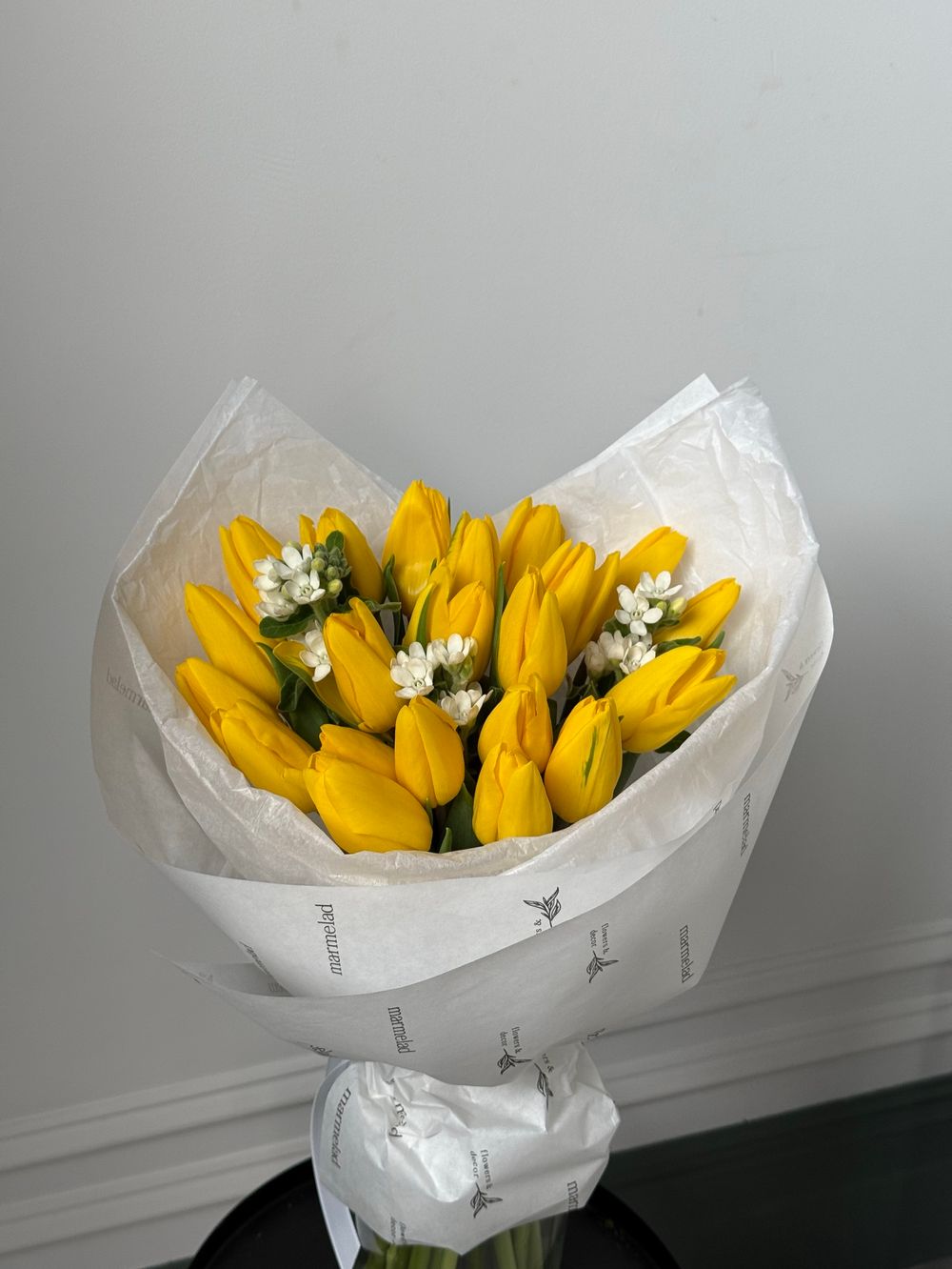Букет из 21 желтых тюльпанов и белого оксипеталума