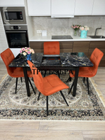 Стеклянный раздвижной стол "Черный мрамор" и стулья "ГУЧИ" оранжевый