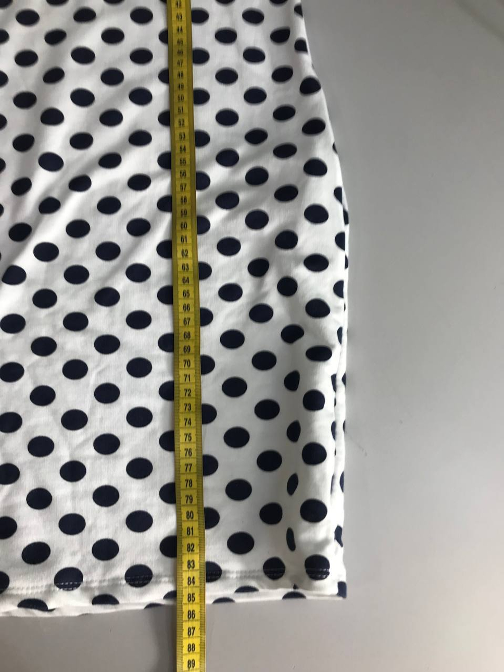 Платье в горошек с ярким акцентом, визуально на 44 размер