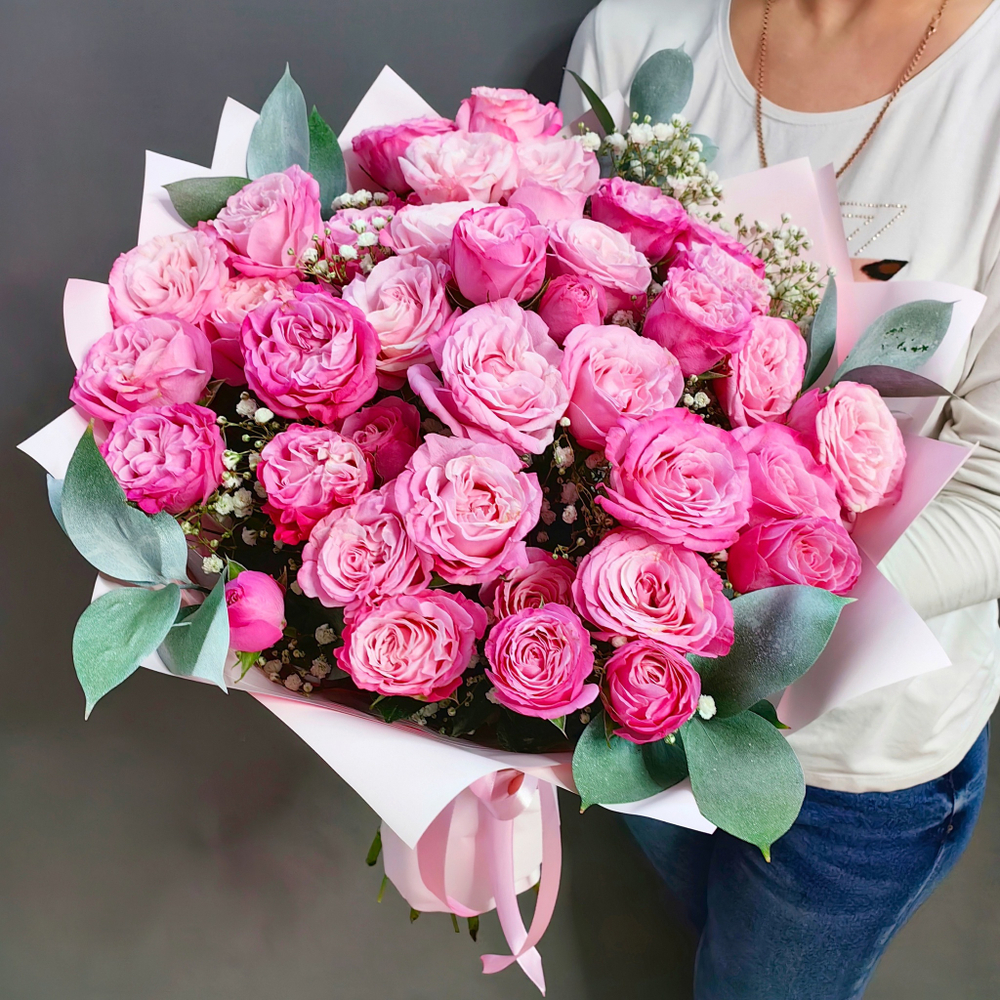 Букет из кустовых пионовидных роз сорта "Lady Bombastic"