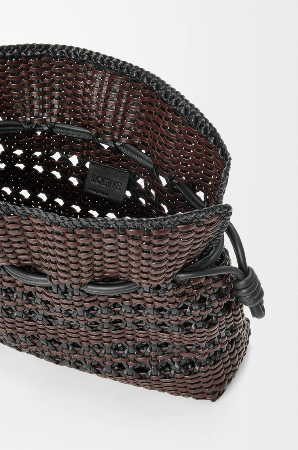 Loewe Сумка-клатч Flamenco среднего размера из плетеной телячьей кожи наппа, черный/коричневый