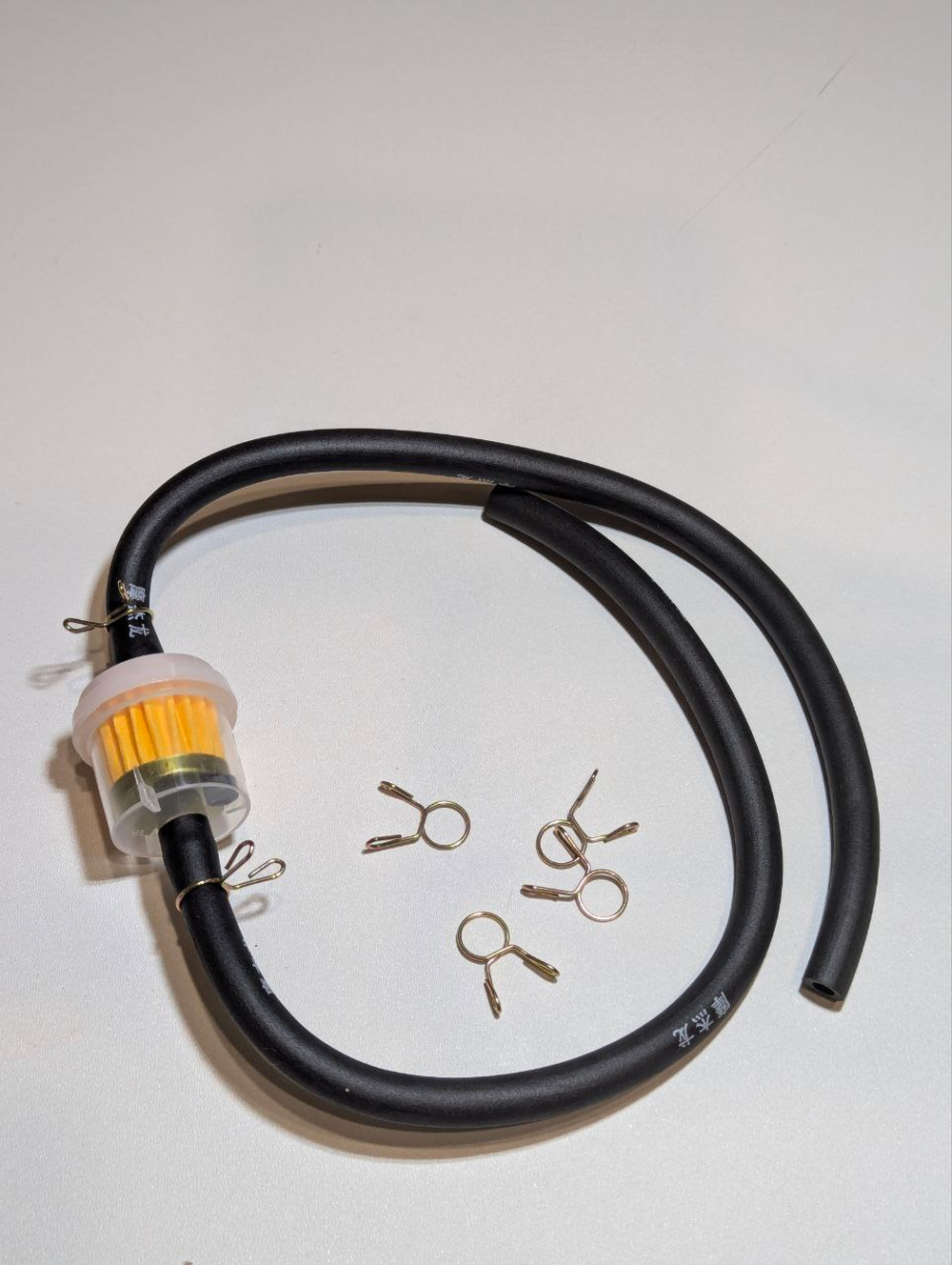 Универсальный топливный фильтр со шлангами и хомутами. Подходит для мопедов, скутеров, питбайков, квадроциклов и садовой техники.