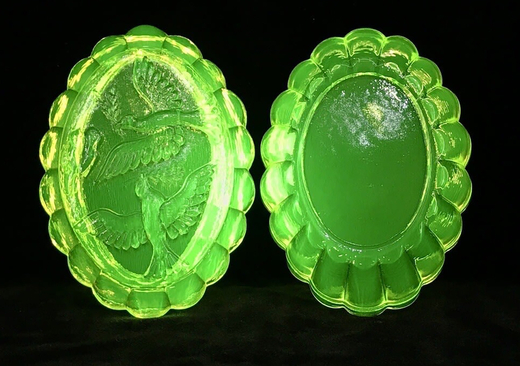 Шкатулка «Пара голубей». Урановое стекло. Cер. XX в. Чехия. Длина – 12,5 см