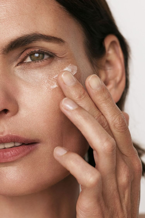 Антивозрастной крем с лифтинг-эффектом: Ваш двойной удар по морщинам и потере упругости