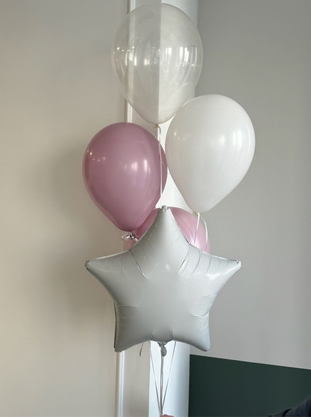 Фонтан из шаров в бело-розовых оттенках