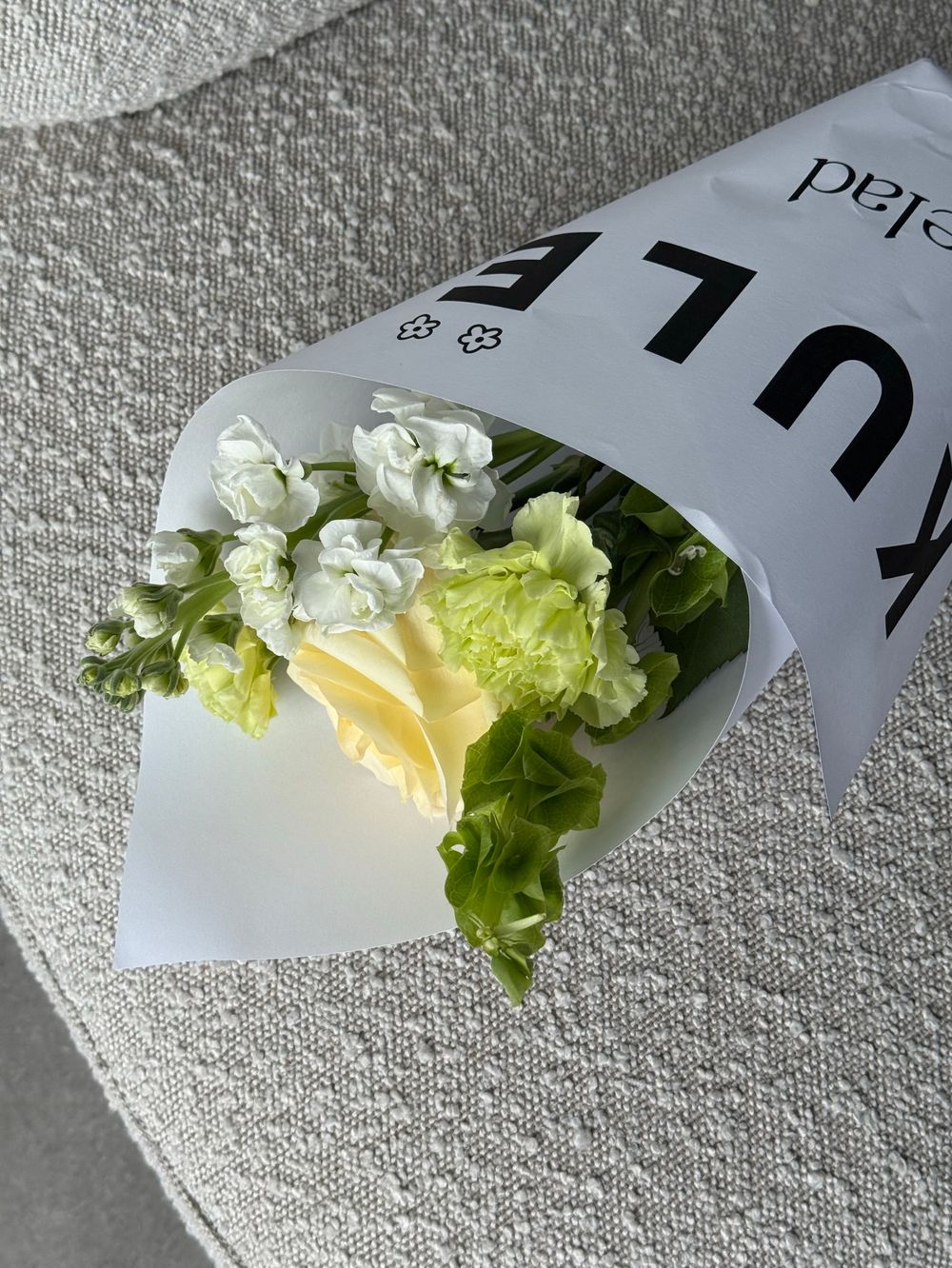 Кулек сборный из молюцелла, маттиолы и диантусов