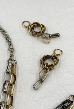 Серьги из круглых и звеньев скрепок, оттенок золото и серебро, замок левербек