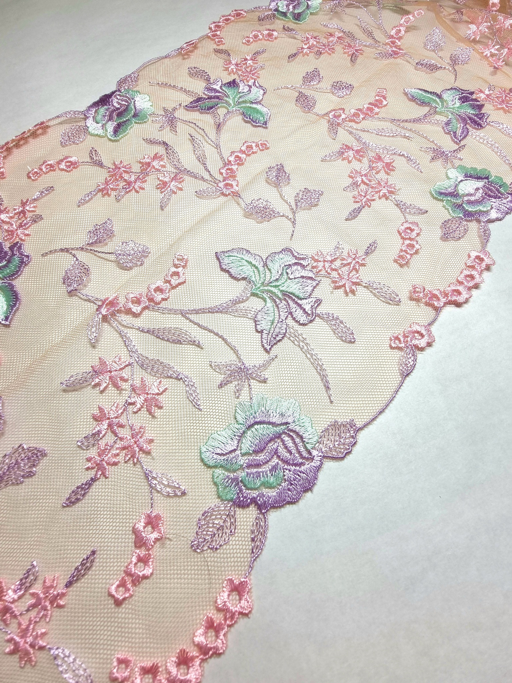 Вышивка на сетке розовый/ментол/сирень К043