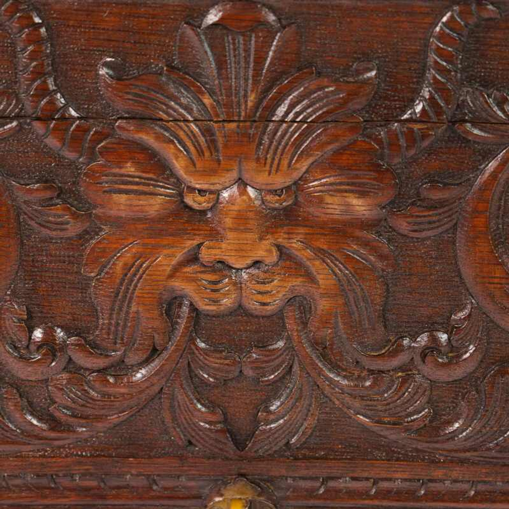 Антикварная настенная вешалка в классическом стиле