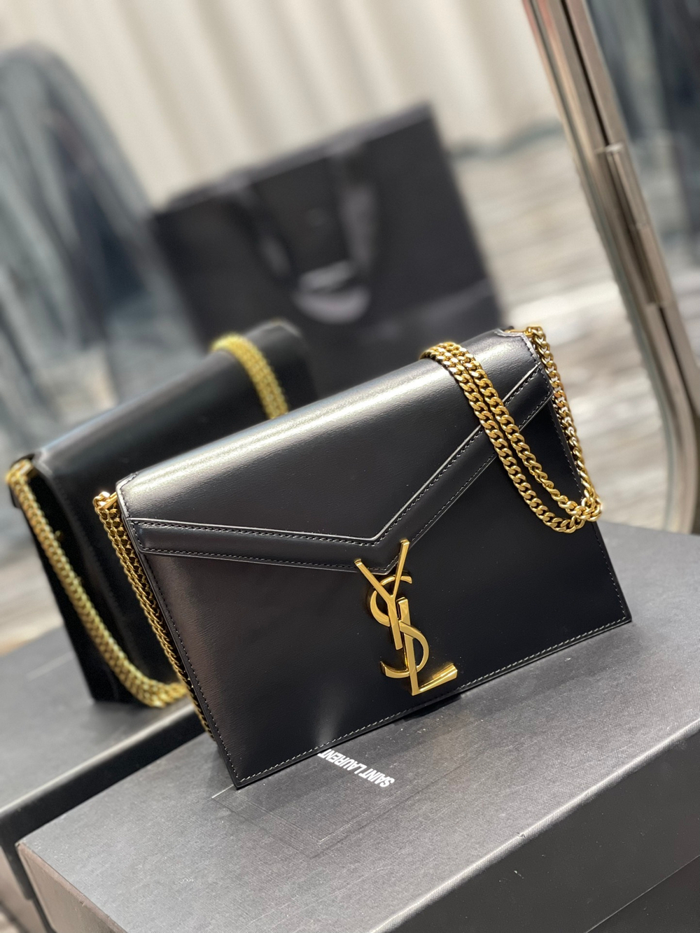 YSL Cassandra Medium 22 cm