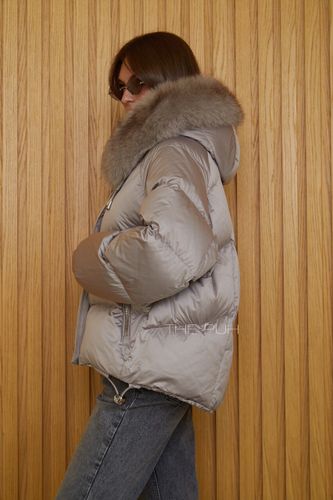 Серый пуховик с меховой отделкой