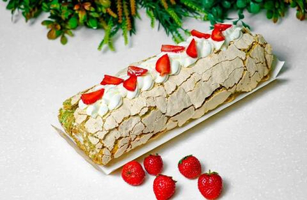 Фисташковый рулет с клубникой