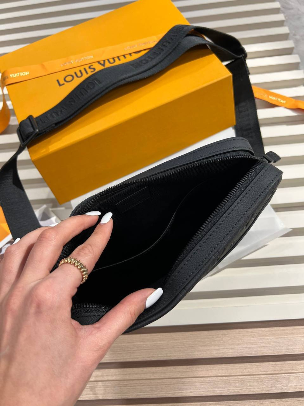 Сумка-мессенджер Louis Vuitton