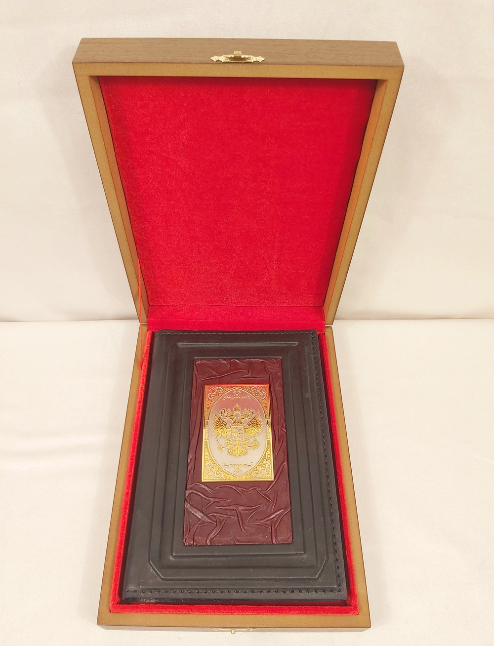 Ежедневник "Герб РФ" (златоустовская гравюра) из натуральной кожи со съемной обложкой в футляре