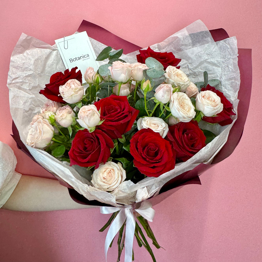 Авторский букет с розой Эксплорер и кустовой пионовидной розой Бомбастик 240220263