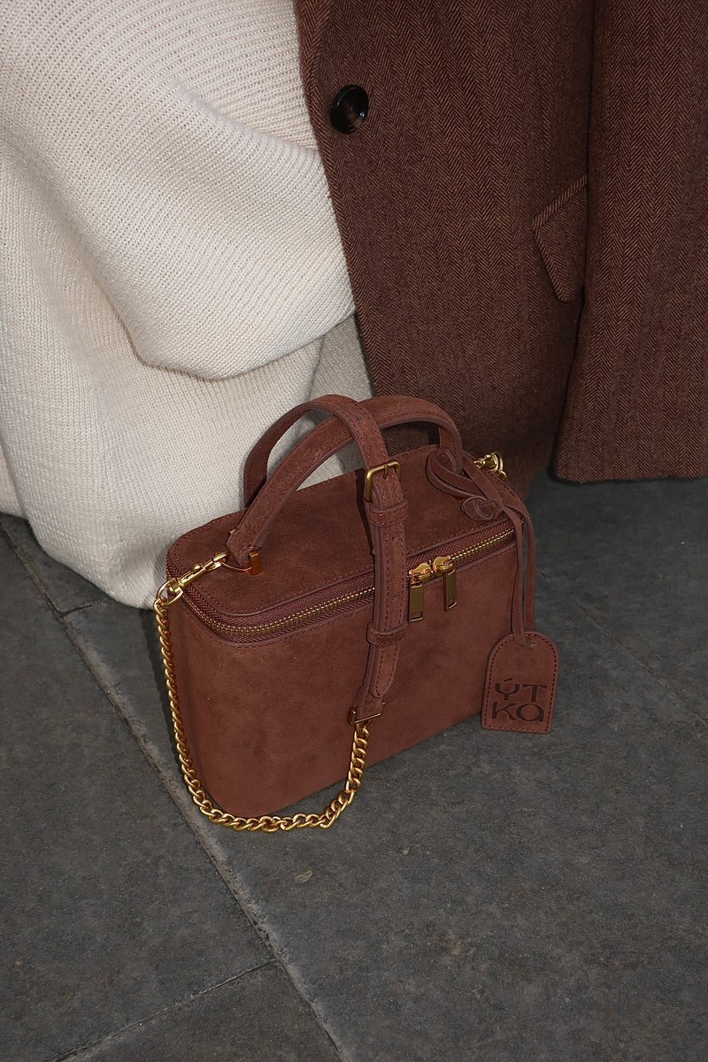 CONNIE шоколадная - пятно на замше сбоку сумки и на дне 45