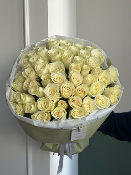 Букет из белой розы (50см) 51 шт в оформлении